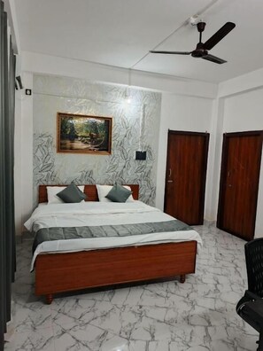 Bureau, espace de travail pour ordinateur portable, Wi-Fi gratuit