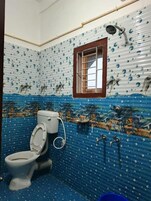 Ducha, artículos de tocador gratuitos, pantuflas, toallas