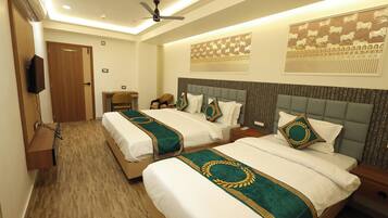 Family Room | Desk, soundproofing, free WiFi, bed sheets