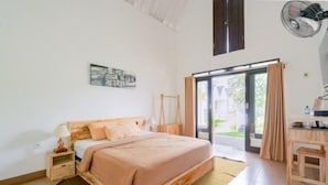 A bedroom with a bed, bedside table, and a view of the outdoors through a glass door. - Villa Dangka Kintamani Mitra RedDoorz (Bali)