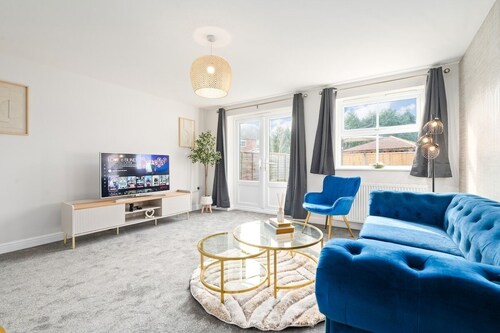 Luxury large home | Parking | Garden | Sleeps 6