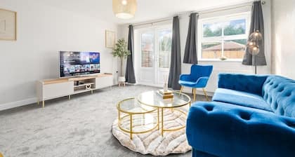 Luxury large home | Parking | Garden | Sleeps 6