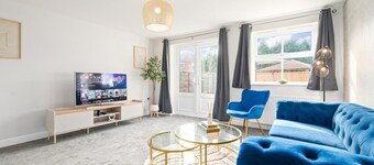 Luxury large home | Parking | Garden | Sleeps 6