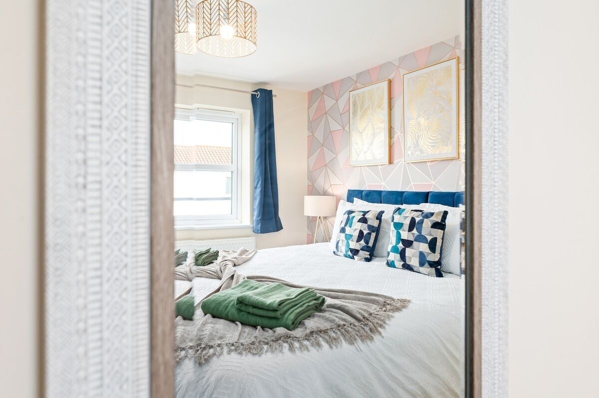 3 bedrooms, iron/ironing board, internet, bed sheets