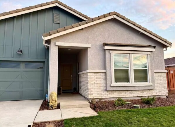 Unclassified image, 1 of 18, button