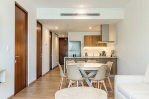 Deluxe Apartment, 2 Bedrooms, Pool View | Private kitchen