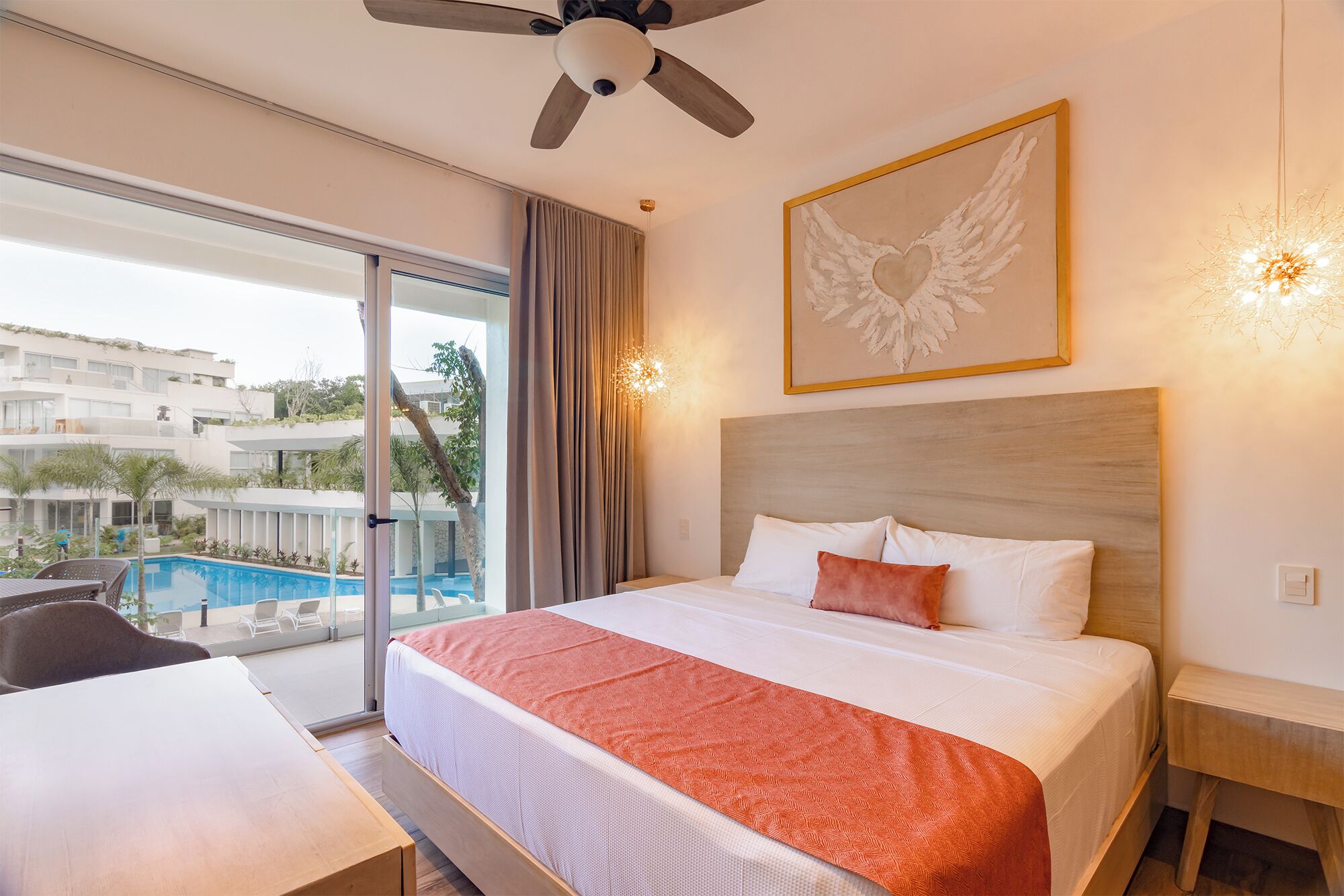 Lägenhet Deluxe - 2 sovrum - utsikt mot poolen | Sängtillbehör av högsta kvalitet, duntäcken och individuell inredning