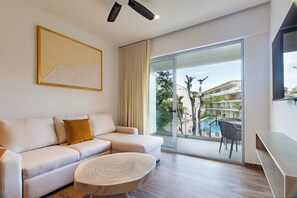 Deluxe-Apartment, 2 Schlafzimmer, Poolblick | Wohnbereich | 50-Zoll-Smart-TV mit Digitalempfang