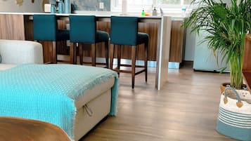 Condo exclusivo, vista al jardín | Área de sala de estar | Smart TV de 50 pulgadas con canales digitales