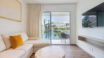 Apartamento luxo, 2 quartos, vista para a piscina | Área de estar | Smart TV 50 polegadas com canais digitais