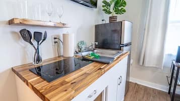 Kjøleskap, mikrobølgeovn, kaffetrakter/tekoker og kjøkkenutstyr