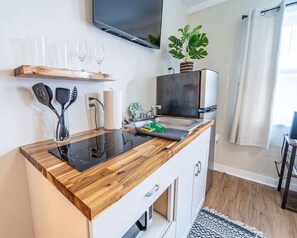 Fridge, microwave, coffee/tea maker, cookware/dishes/utensils - Bahama Breeze | Modern 2 bedroom | Near the Shore (Panama City Beach)