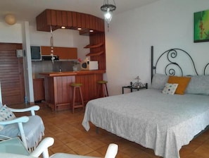 1 bedroom, Internet, bed sheets - Silvia's romantic Byblos beach Studio (Byblos)