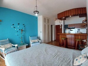1 bedroom, Internet, bed sheets - Silvia's romantic Byblos beach Studio (Byblos)
