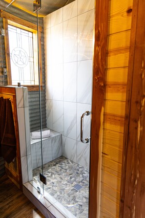 Shower, hair dryer, towels, soap - Seven Star Silo - stay in luxury while you take in the tranquility of the Ranch! (Valley View)