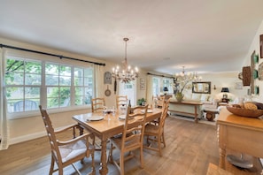 House (5 Bedrooms) | Interior - Glen Ellen Escape by Avantstay 5BR Retreat w/ Pool, Hot Tub, Hammocks & Vineyard Views (Glen Ellen)