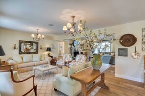 Interior - Glen Ellen Escape by Avantstay 5BR Retreat w/ Pool, Hot Tub, Hammocks & Vineyard Views (Glen Ellen)