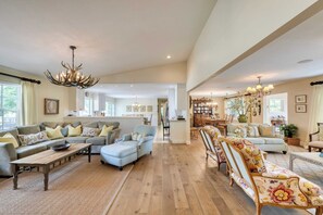 House (5 Bedrooms) | Interior