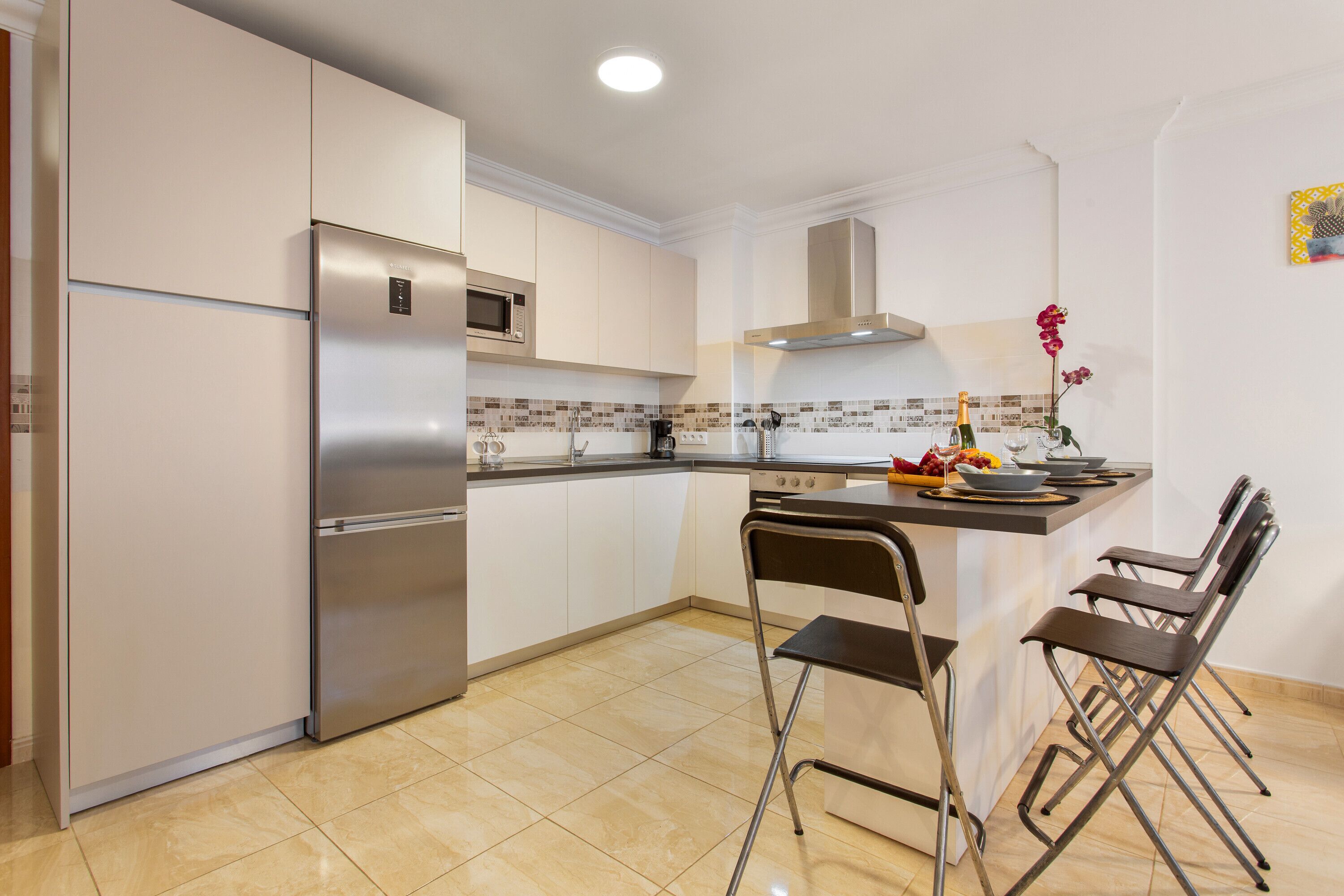 Een koelkast, een magnetron, een oven, een kookplaat