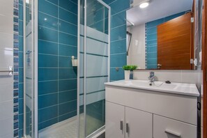 Shower, hair dryer, towels