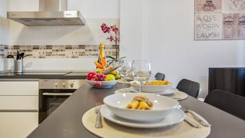 Een koelkast, een microgolfoven, een oven, een kookplaat