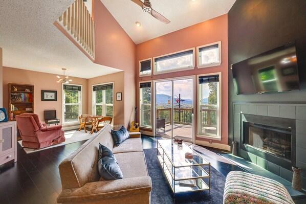 TV, fireplace - Secluded Missionary Ridge Mountain & City View Home with Deck (Chattanooga)