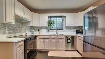 Microondas, horno, placa de cocina, lavavajillas