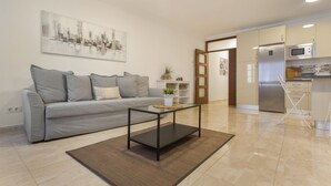 Ein modernes Wohnzimmer mit Sofa, Couchtisch und Stadtbild.