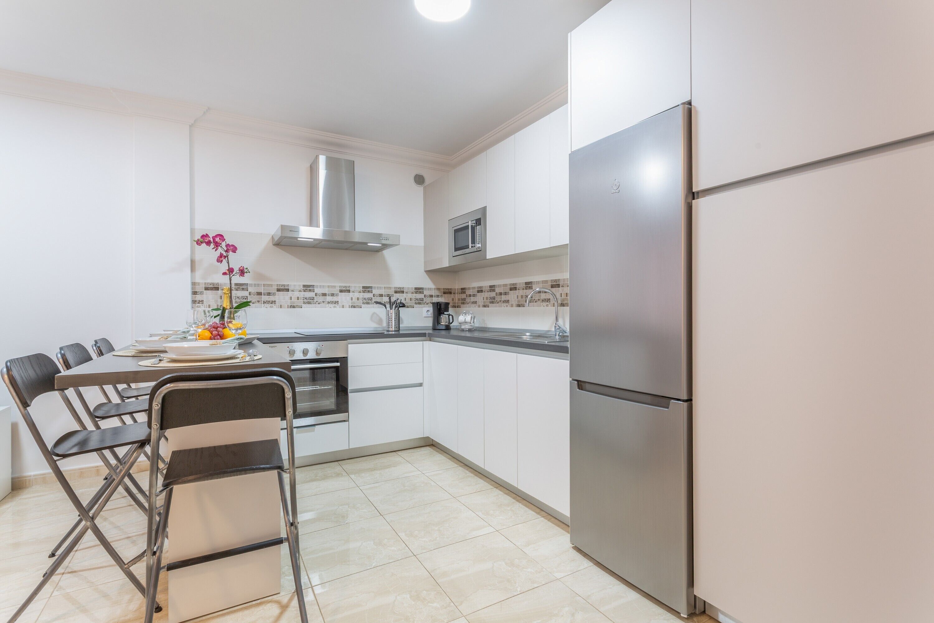 Kühlschrank, Mikrowelle, Ofen, Herdplatte