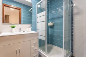 Douche, sèche-cheveux, serviettes fournies