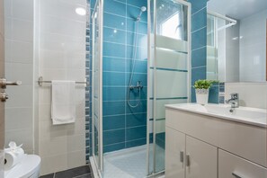 Douche, sĂšche-cheveux, serviettes fournies