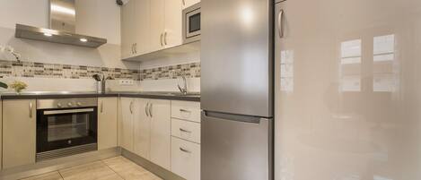 Køleskab, mikrobølgeovn, ovn, kogeplade