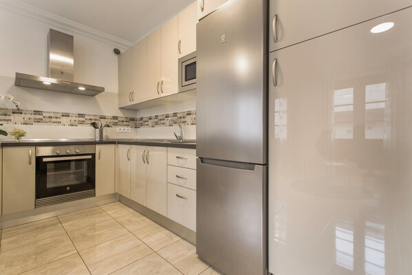 Kühlschrank, Mikrowelle, Ofen, Herdplatte