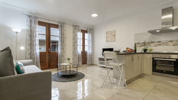 Coffee/tea maker, fridge, microwave, oven
