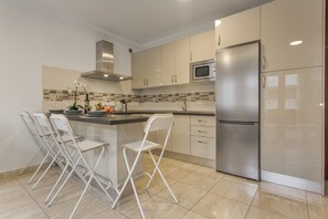 Frigorífico, microondas, horno y placa de cocina