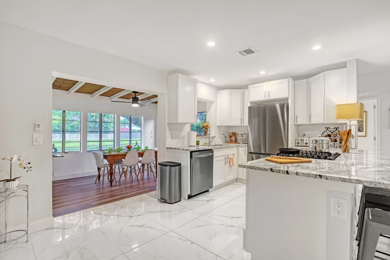 Een microgolfoven, een oven, een kookplaat, een vaatwasser