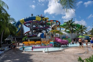 Parque acuático con múltiples toboganes y una zona de piscina.
