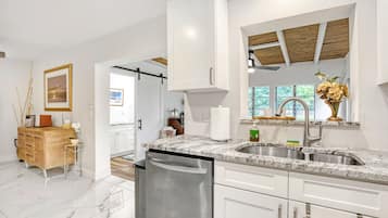 Microondas, horno, parrilla de estufa y lavavajillas