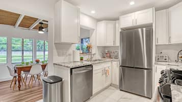 Microondas, horno, parrilla de estufa y lavavajillas