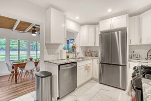 Een microgolfoven, een oven, een kookplaat, een vaatwasser