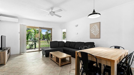 Smart TV, video library. Walk To The Beach in Pialba