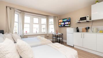 1 dormitorio, tabla de planchar con plancha, Internet y ropa de cama