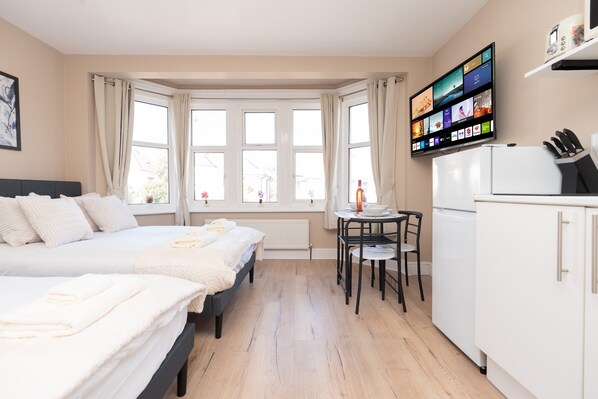 1 bedroom, iron/ironing board, internet, bed sheets