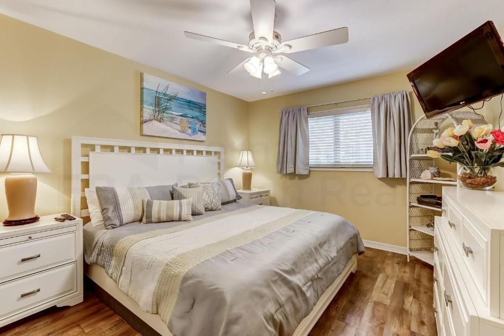 Premium appartement, 2 slaapkamers, balkon, uitzicht op oceaan | Een bureau, een laptopwerkplek, een strijkplank/strijkijzer