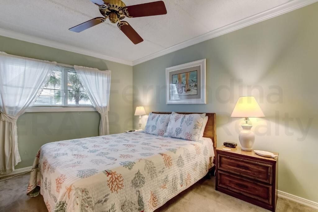 Premium appartement, 2 slaapkamers, balkon, uitzicht op oceaan | Een bureau, een laptopwerkplek, een strijkplank/strijkijzer