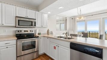 Private kitchen | Full-sized fridge, microwave, oven, stovetop