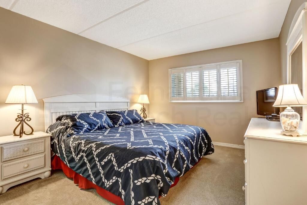 Premium appartement, 2 slaapkamers, balkon, uitzicht op oceaan | Een bureau, een laptopwerkplek, een strijkplank/strijkijzer