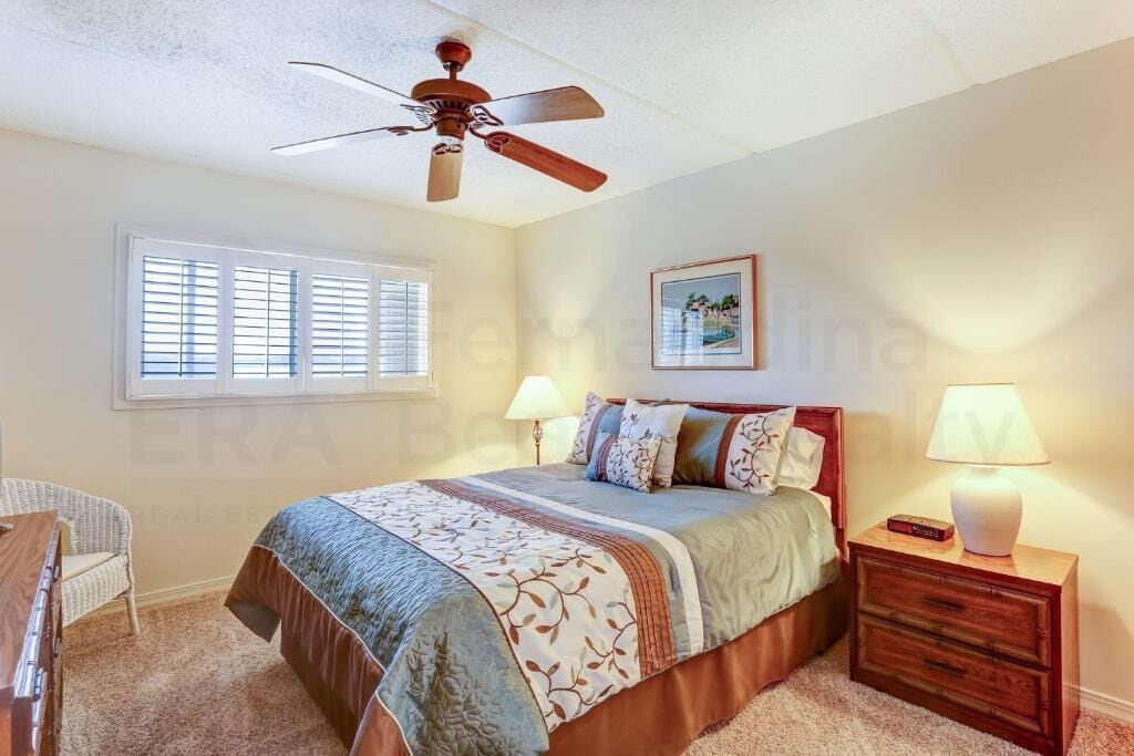 Premium appartement, 2 slaapkamers, balkon, uitzicht op oceaan | Een bureau, een laptopwerkplek, een strijkplank/strijkijzer