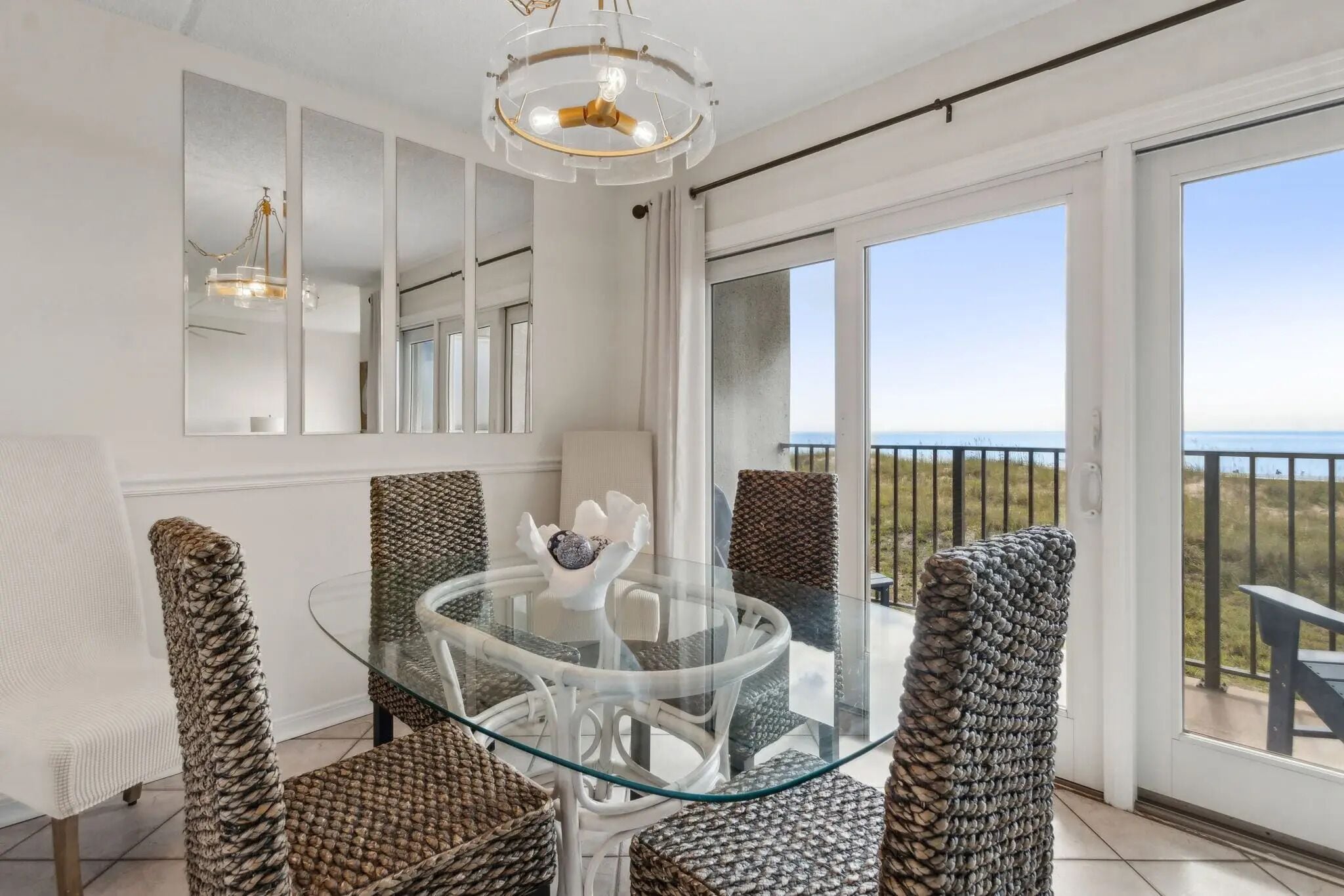 客室内のダイニングエリア