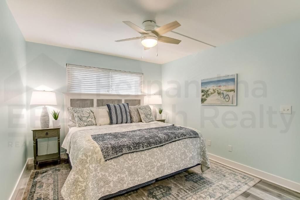 Premium appartement, 2 slaapkamers, balkon, uitzicht op oceaan | Een bureau, een laptopwerkplek, een strijkplank/strijkijzer